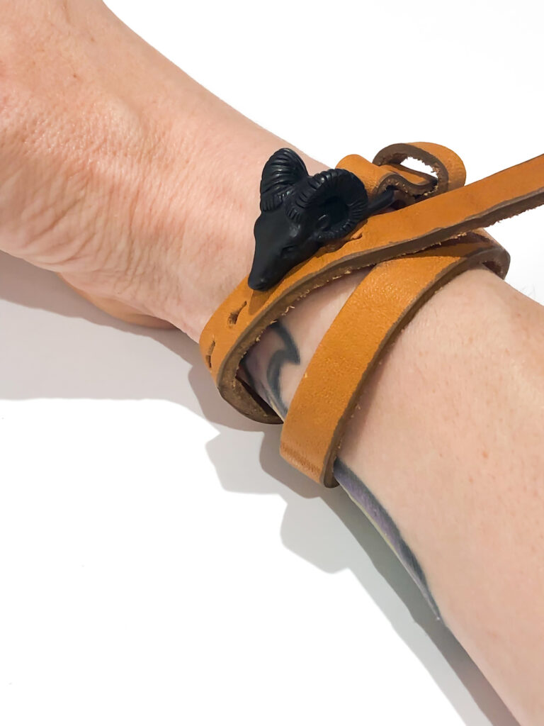 Black muflon women's leather bracelet1