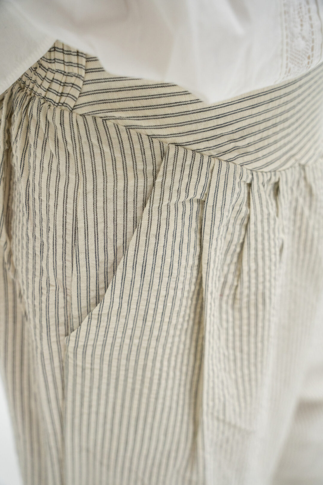 Detalle pinza Pantalon rayas mini bombacho