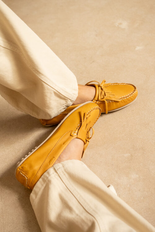 Mocasín tipo náutico mujer flecos mostaza piel2