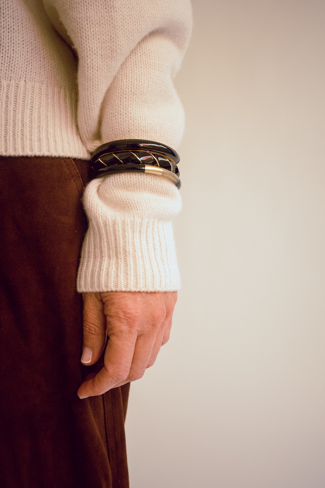 TRio pulseras negras y doradas mujer