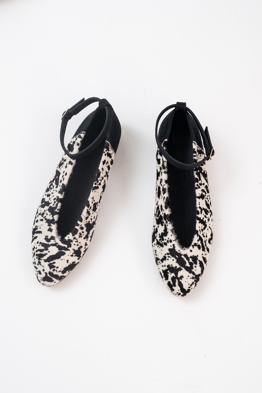 Bailarina Pelo Blanco y negro talon serraje