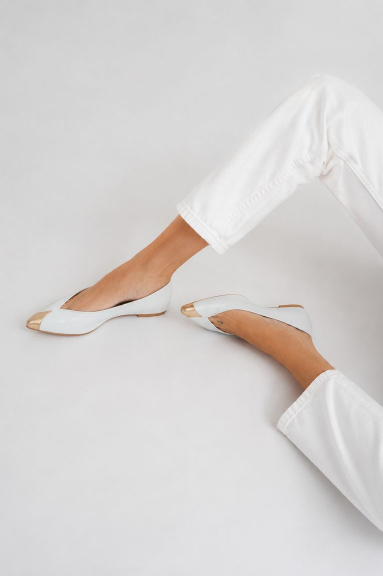 Bailarinas Blancas puntera dorada con vaquero blanco mujer