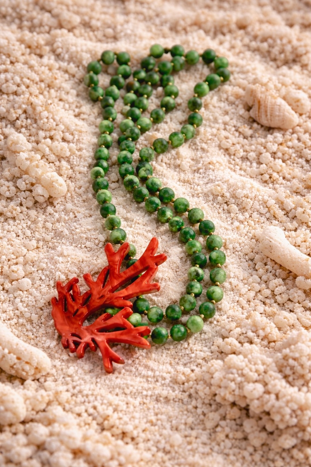 Collar Piedras verde broche coral