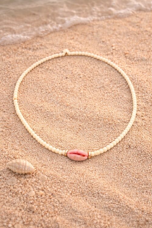 Collar cuentas blancas concha rosa