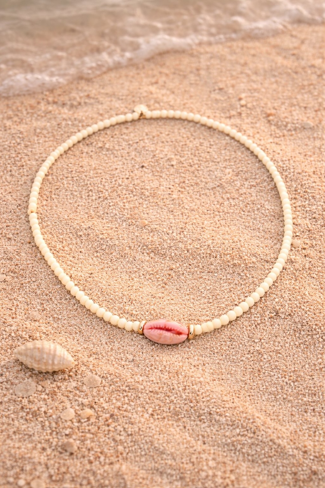 Collar cuentas blancas concha rosa