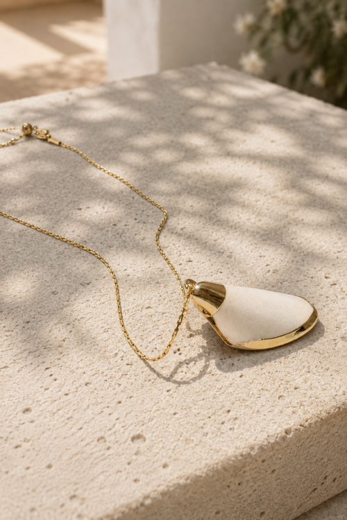 Collar Caracola Blanca Borde Dorado1