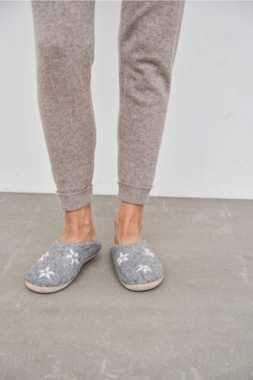 ZAPATILLA WOOL FLOWER GRIS